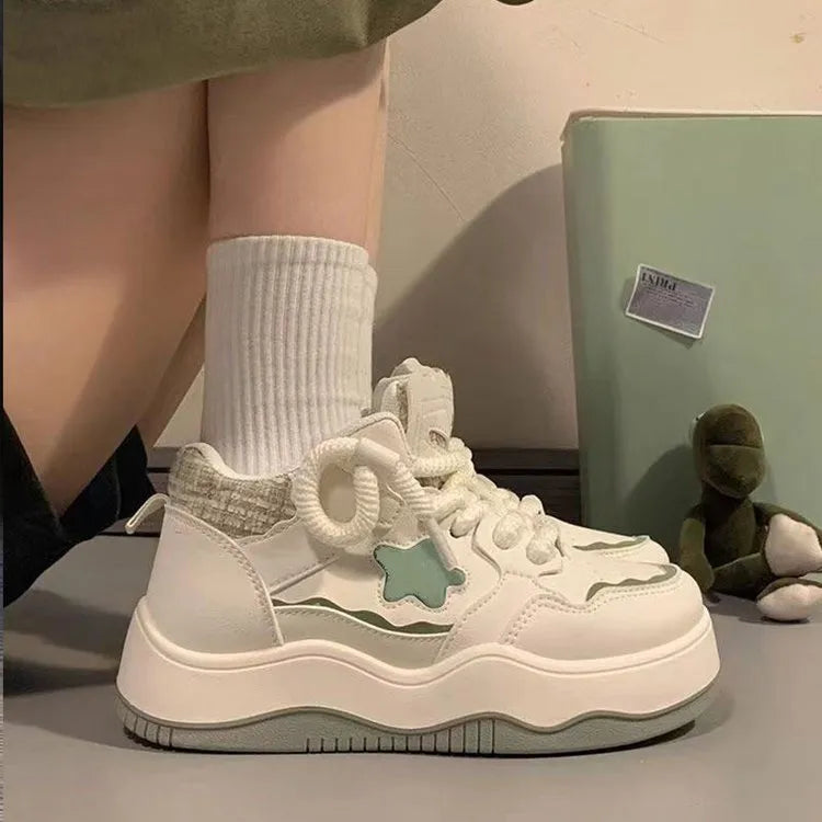 Women's casual platform sneaker in patent artificial PU, round toe lace-up design, rubber sole, green and pink colours