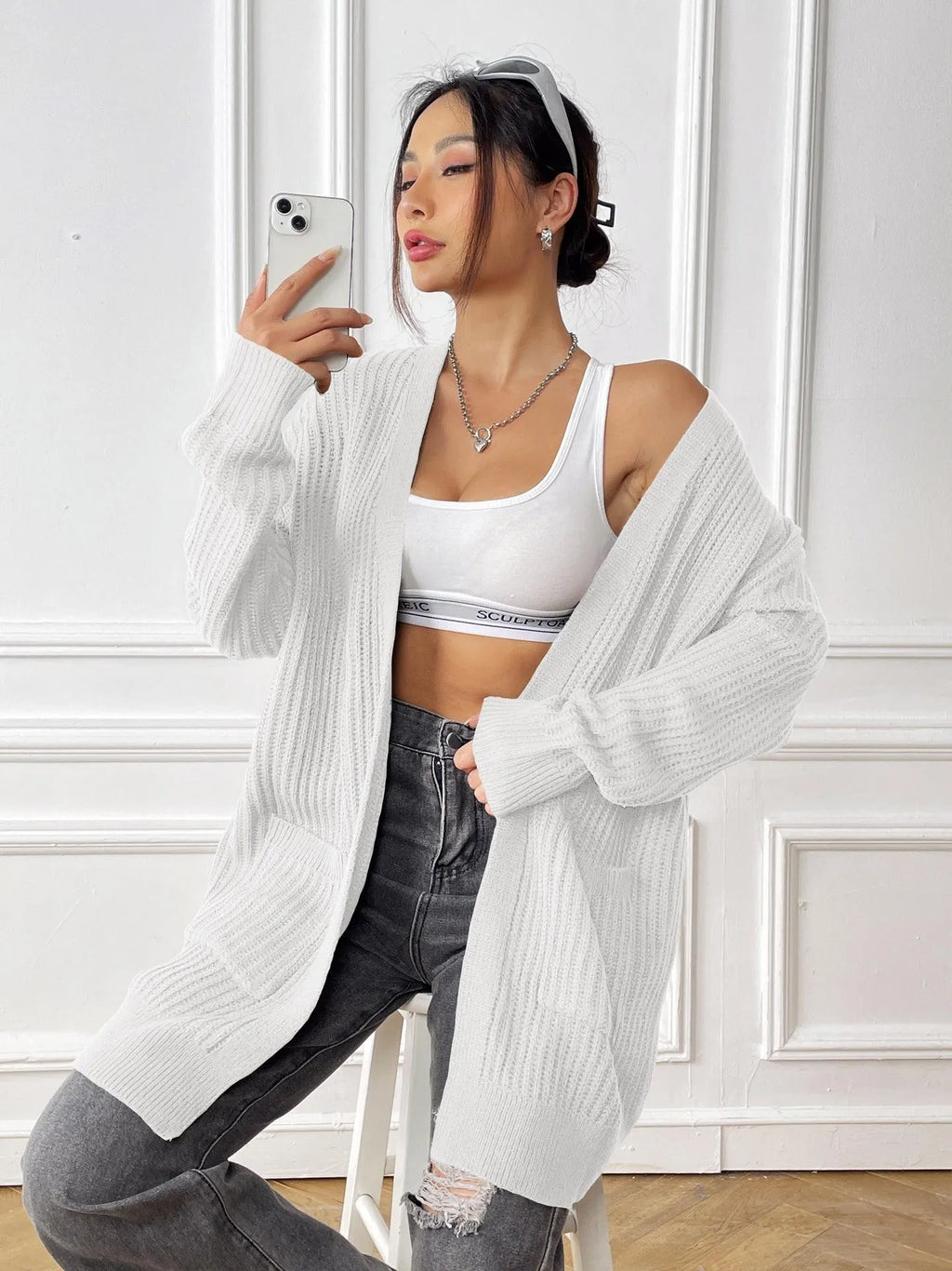 Women's loose-fit double pocket cardigan sweater in a solid colour