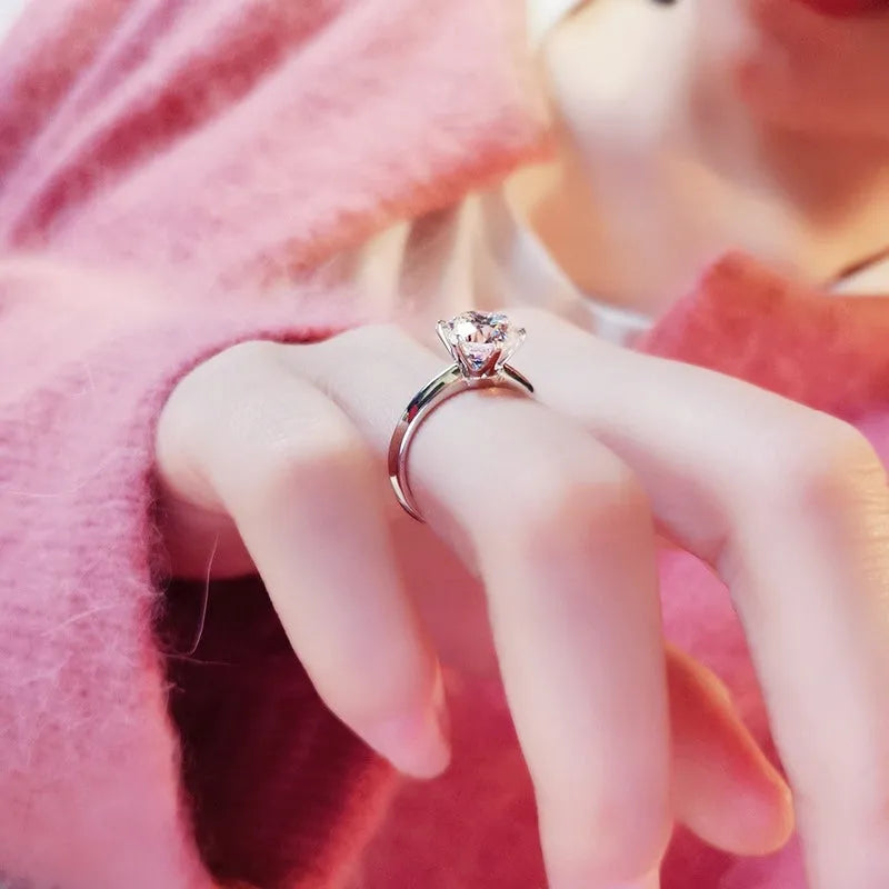 Geometric six-claw zircon ring with a white gold plated finish on a white copper band.