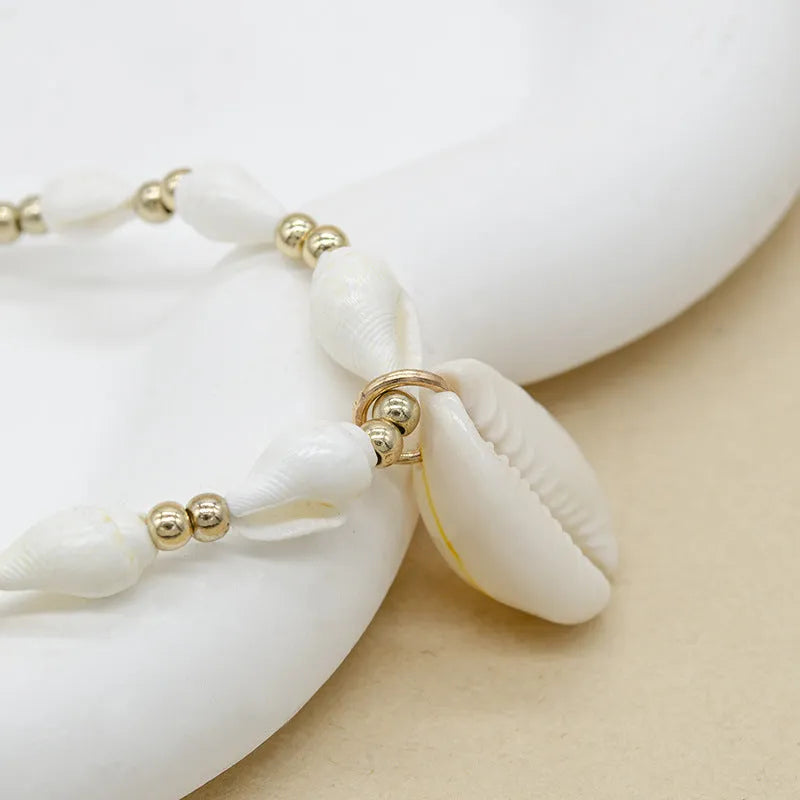 White pearl necklace with mother pearl shellfish conch pendant and electroplated finish