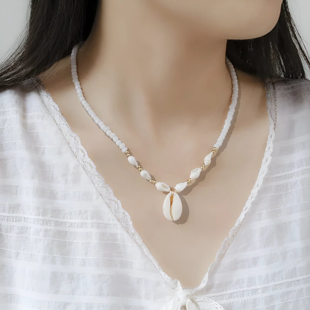 White pearl necklace with mother pearl shellfish conch pendant and electroplated finish