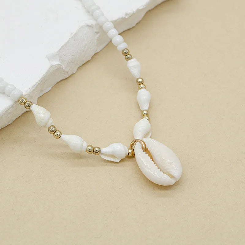 White pearl necklace with mother pearl shellfish conch pendant and electroplated finish