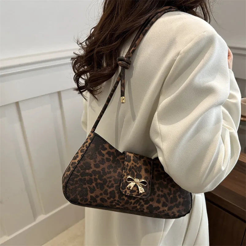 Casual women's handbag with sandwich pocket in black PU leather