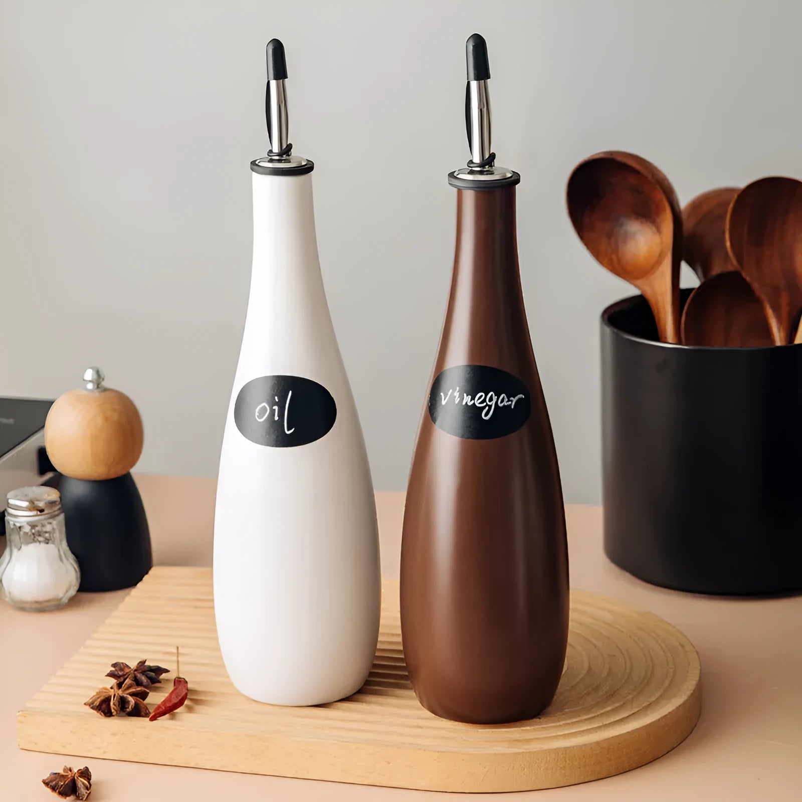 Ceramic oil pot with integrated funnel in black, coffee or white colour with 650ml capacity