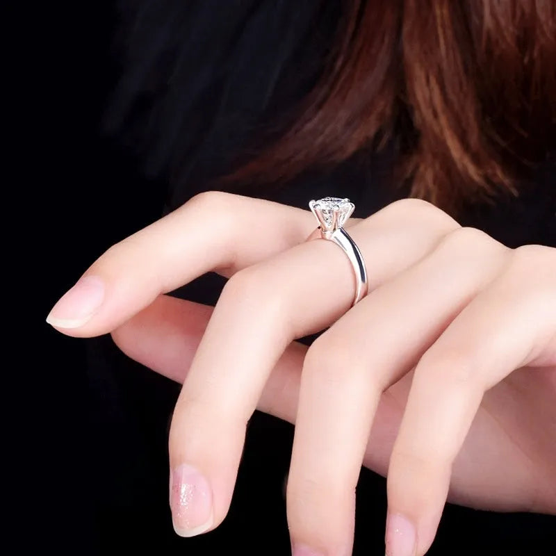 Geometric six-claw zircon ring with a white gold plated finish on a white copper band.
