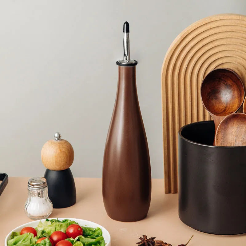 Ceramic oil pot with integrated funnel in black, coffee or white colour with 650ml capacity
