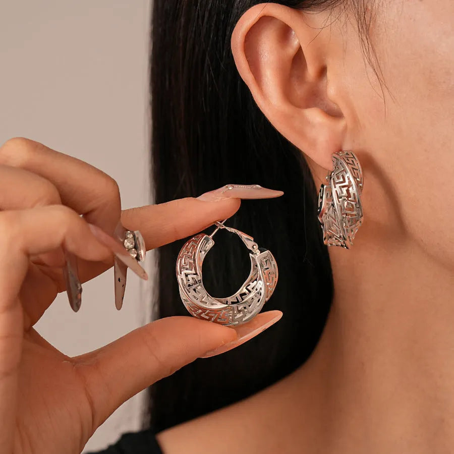 Women's geometric stud earrings with twisted round hollow design in silver or gold electroplated finish