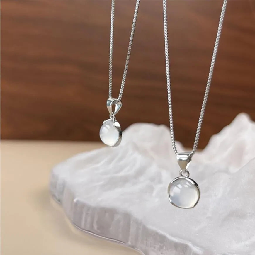 Women's Korean-style oval pendant necklace with eight-pointed star design on adjustable chain