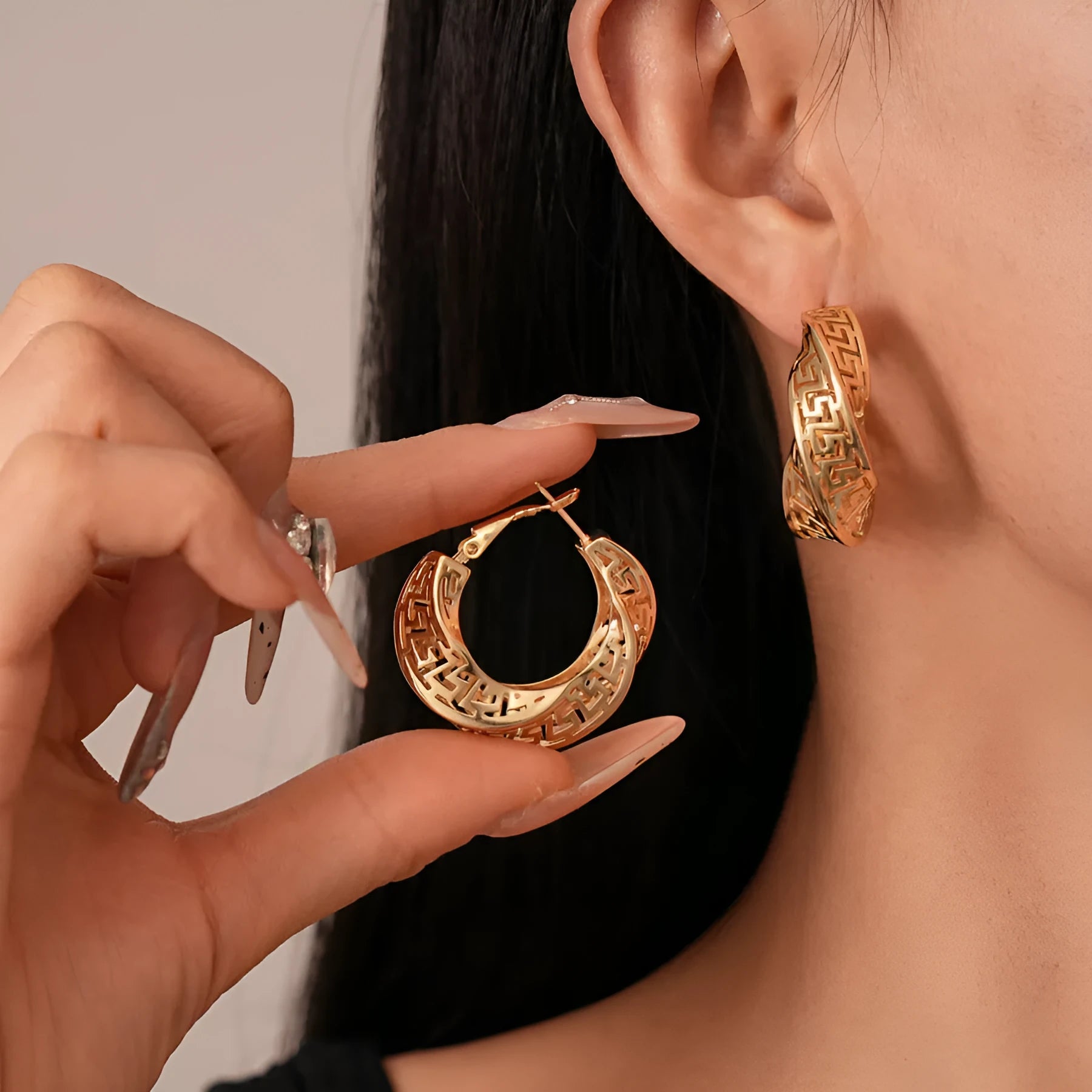Women's geometric stud earrings with twisted round hollow design in silver or gold electroplated finish
