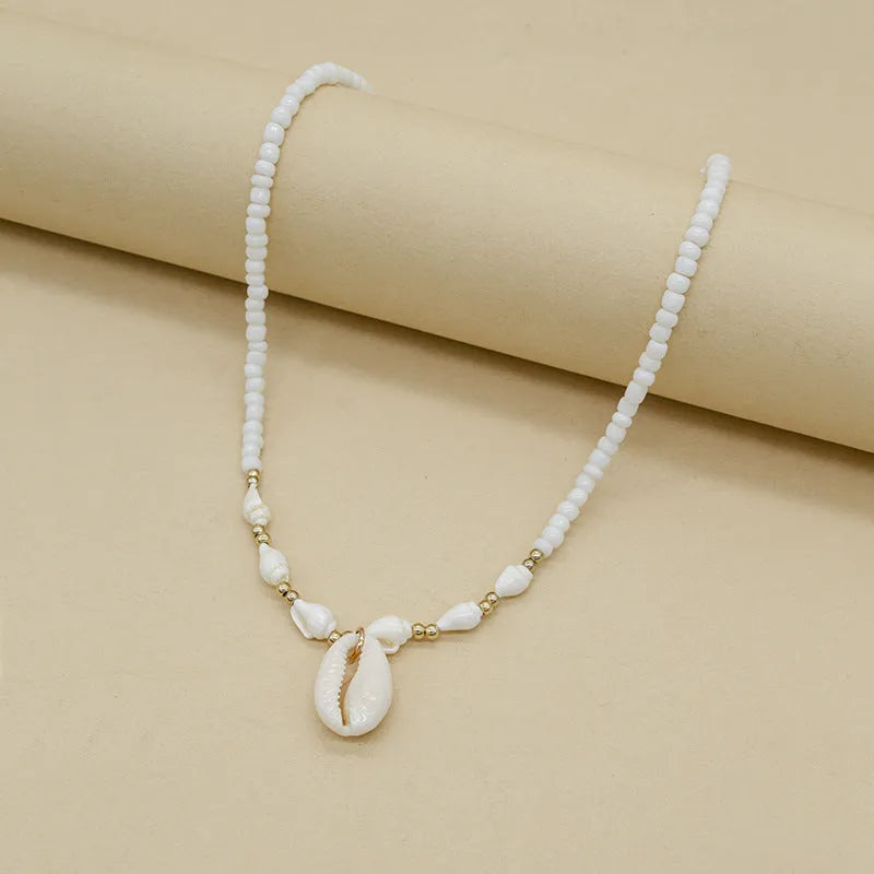 White pearl necklace with mother pearl shellfish conch pendant and electroplated finish