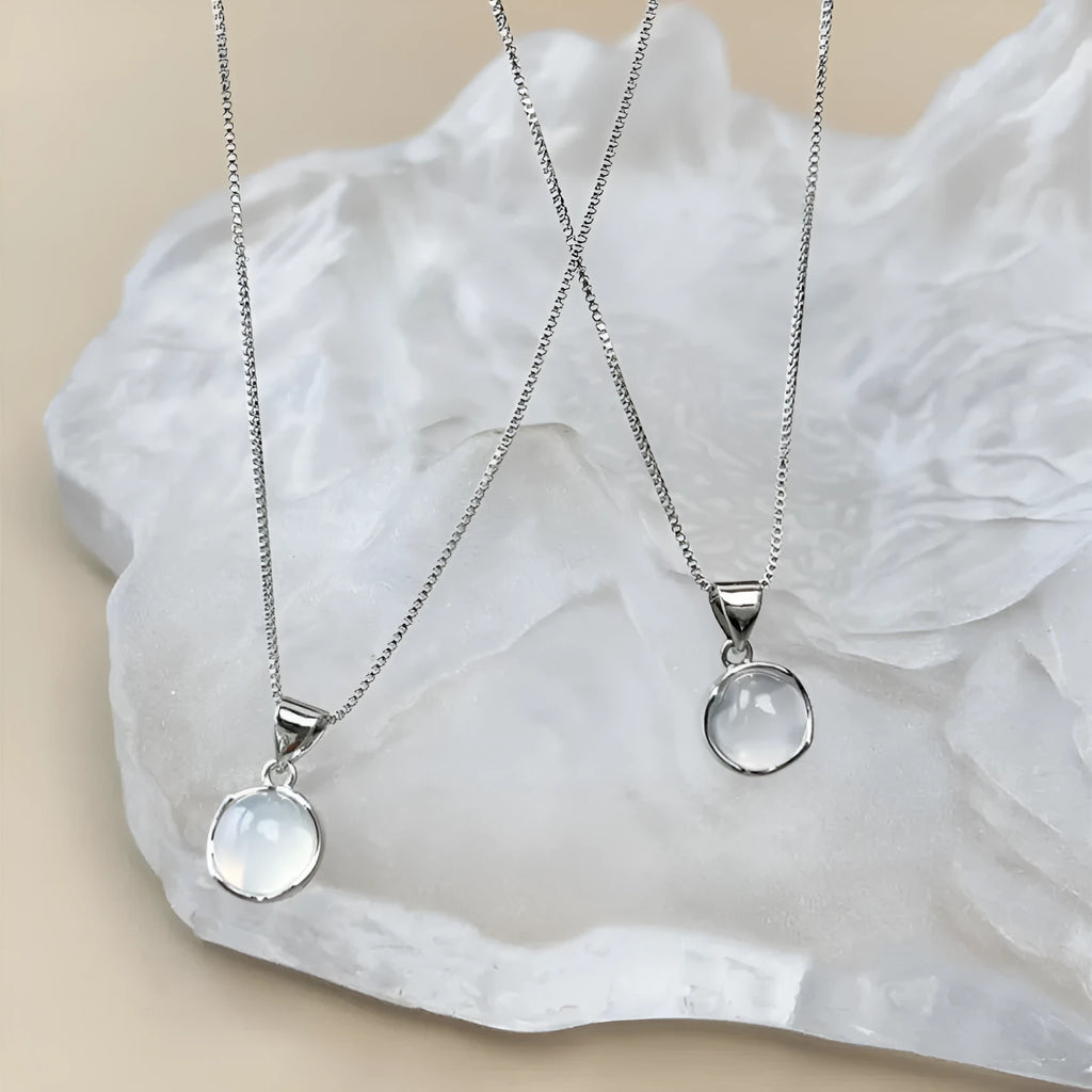 Women's Korean-style oval pendant necklace with eight-pointed star design on adjustable chain