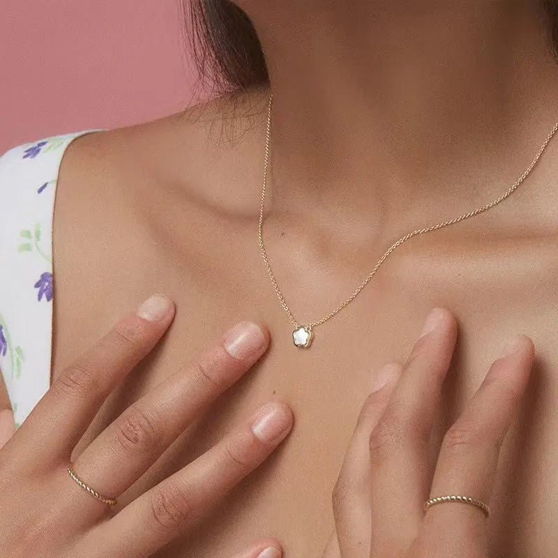White mother shell flower pendant necklace on copper O-shaped chain in silver finish