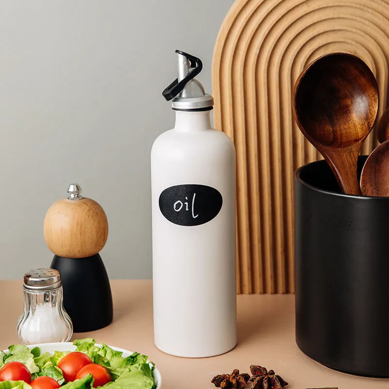 Ceramic oil pot with integrated funnel in black, coffee or white colour with 650ml capacity