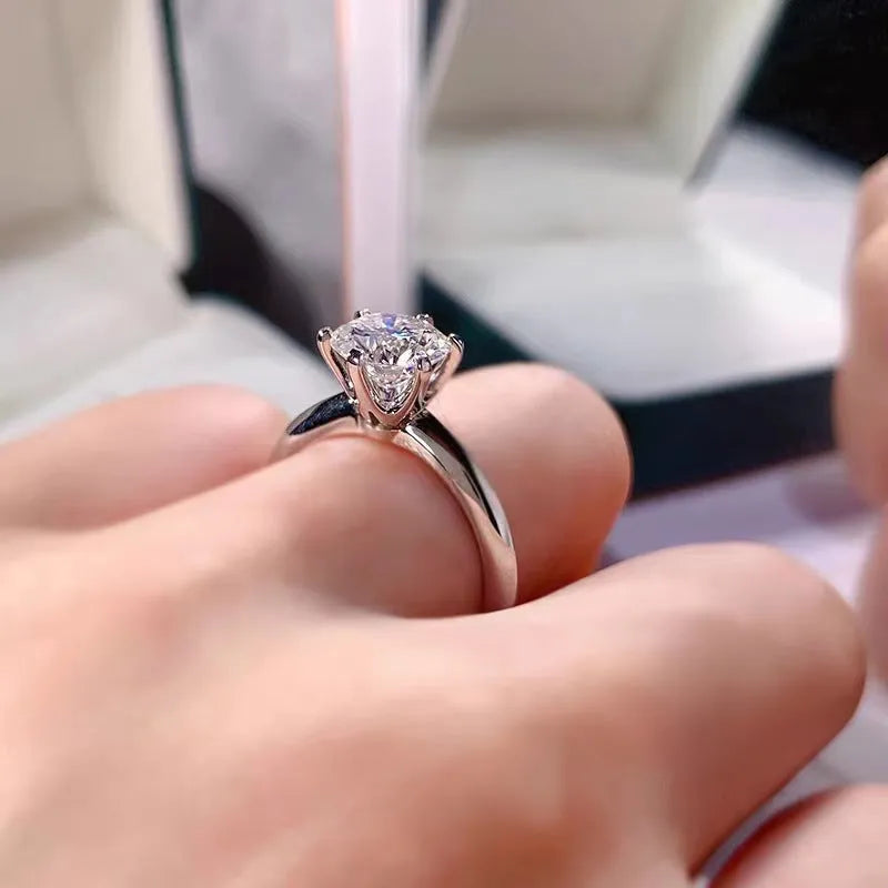 Geometric six-claw zircon ring with a white gold plated finish on a white copper band.