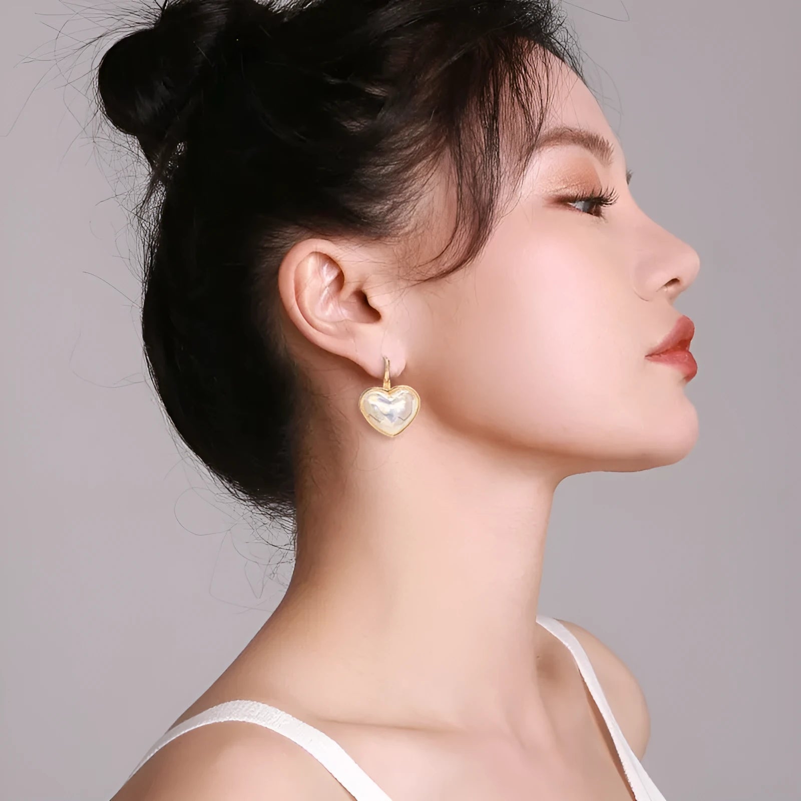 Gold-coloured alloy women's ear clips with natural style summer fashion design