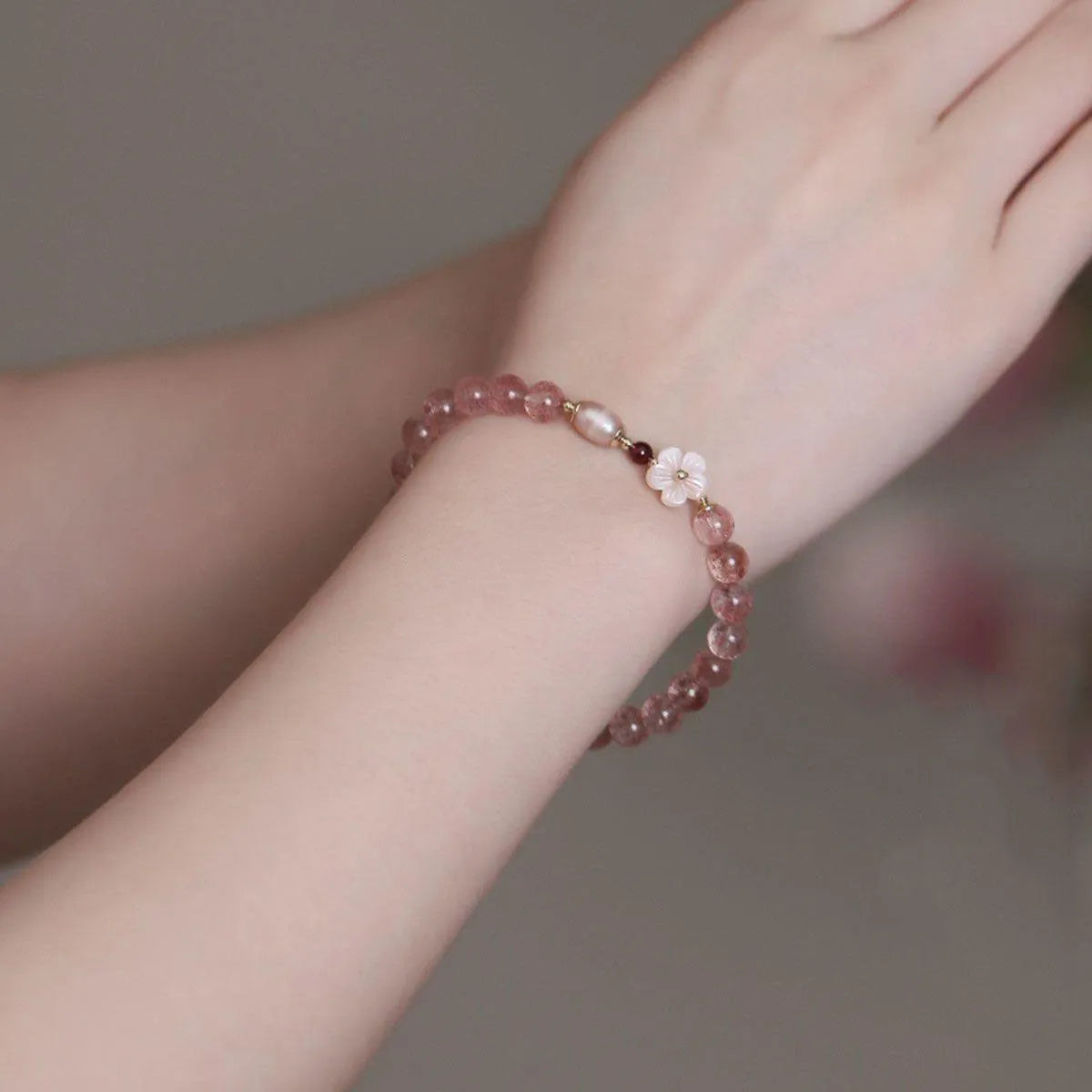 Women's strawberry quartz peach blossom bracelet with natural crystal flower beads