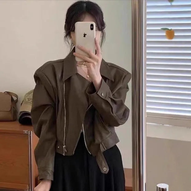 Women's brown retro imitation leather jacket with long sleeves and pocket details, slim fit.