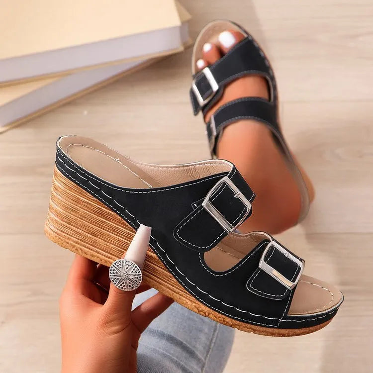 Women's outer wedge belt buckle beach slippers in beige with PU upper and rubber sole