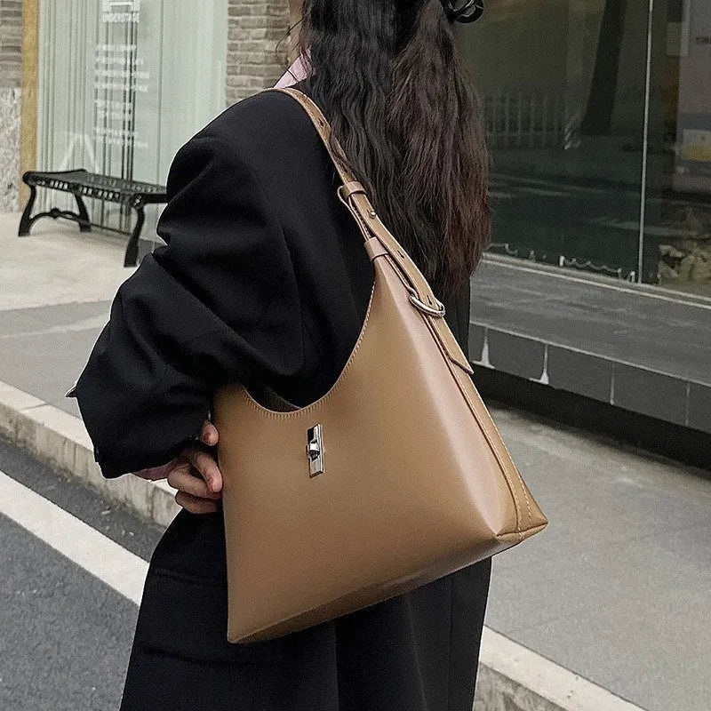 Women's dumpling-shaped crossbody shoulder bag in genuine cowhide leather with sandwich pocket and internal organisers