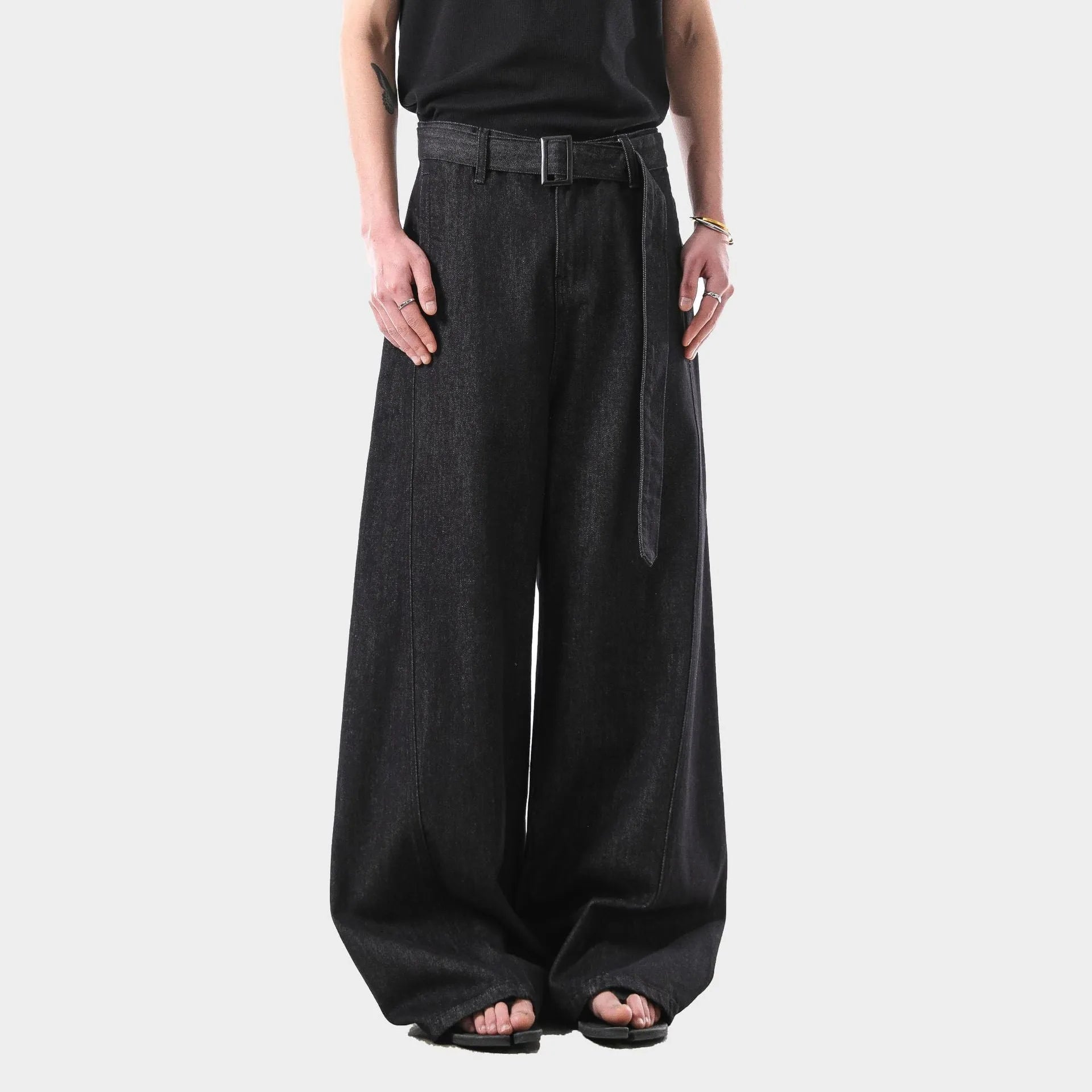 Black women's high-waist straight-leg jeans with zip fly in American retro style