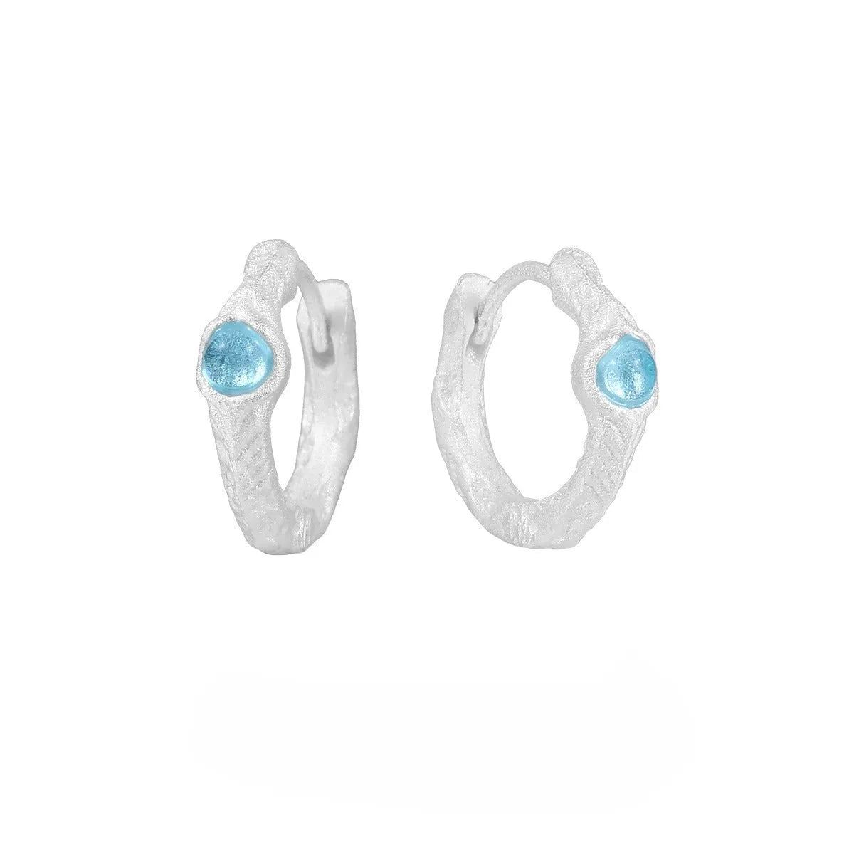925 silver geometric ear clip with burnt silver electroplated finish and round design elements