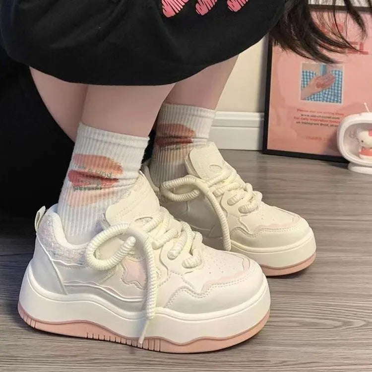 Women's casual platform sneaker in patent artificial PU, round toe lace-up design, rubber sole, green and pink colours