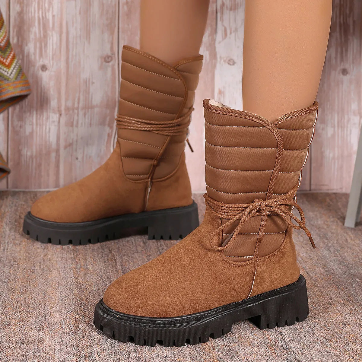 Women's chunky heel snow boots in suede with lace-up front and fleece lining