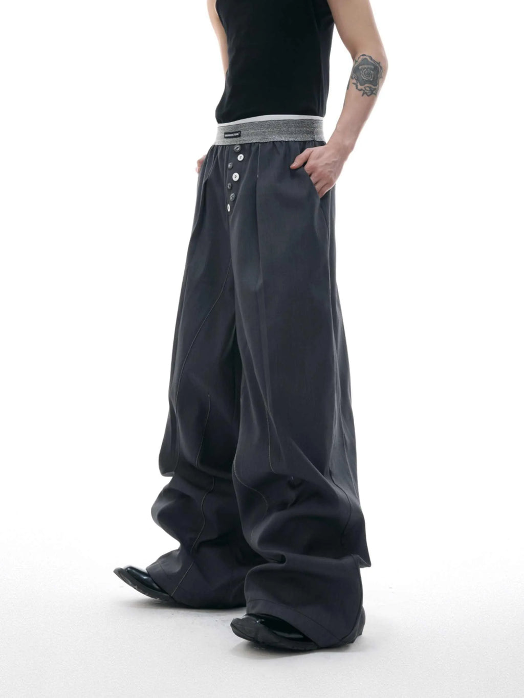 Straight-leg suit trousers with button-open line design in high-waisted drooping style