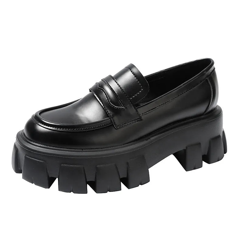 British style men's wide fit loafers in patent leather with a rubber sole.