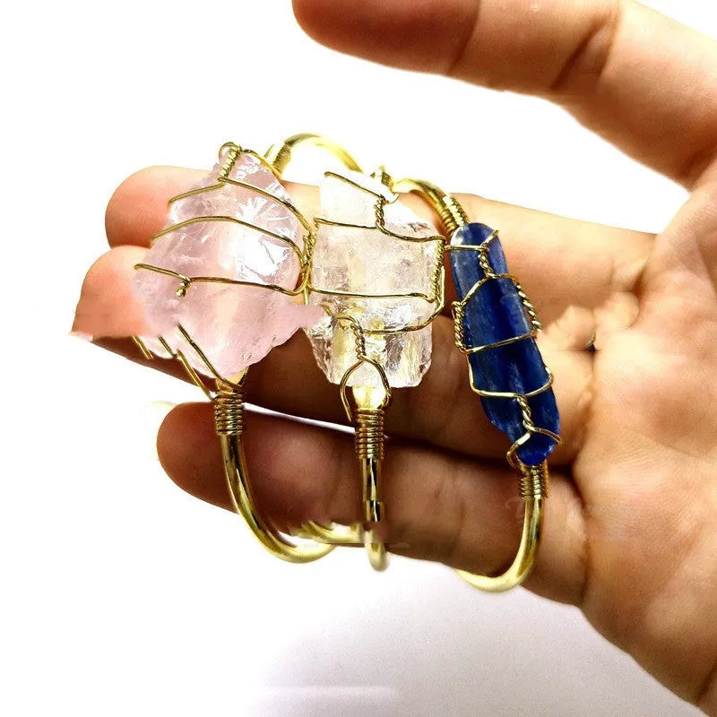 Geometric gold wire bracelet with a central rough natural crystal, bohemian ethnic style.