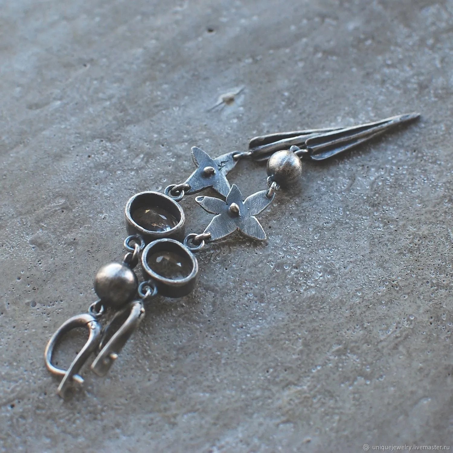 Hesheng geometric antique silver-plated long rhinestone pendant earrings on display
