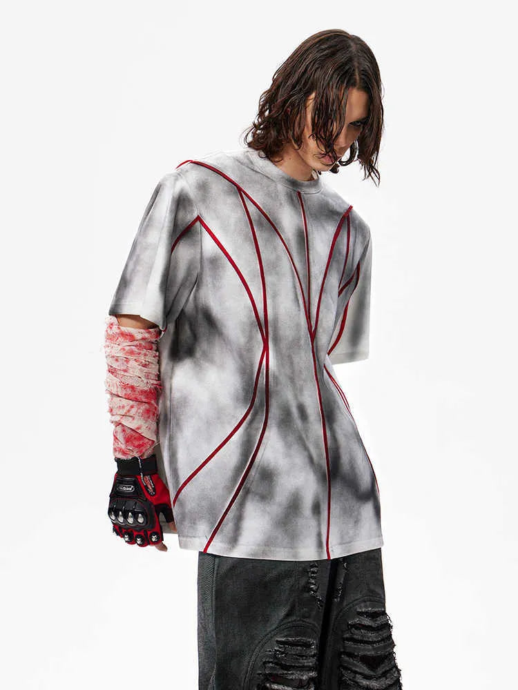 Padded shoulder t-shirt with three-dimensional line patchwork design and short sleeves