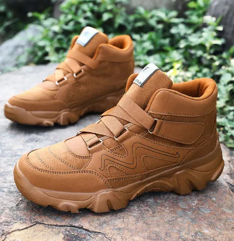 Men's casual walking shoes in five colour variations with sizes 39-49