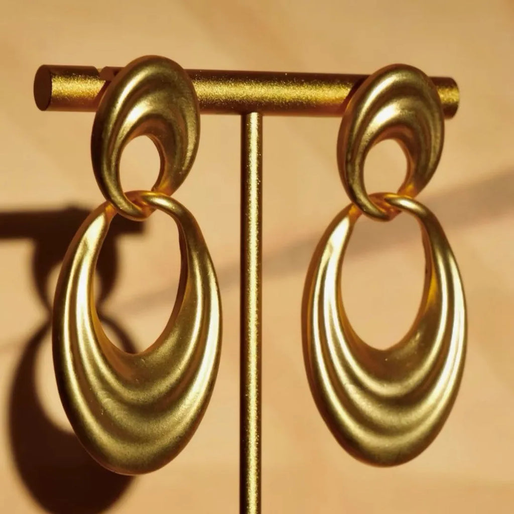 Women's gold French retro double circle earrings with a U-shape in quicksand colour on a copper base.