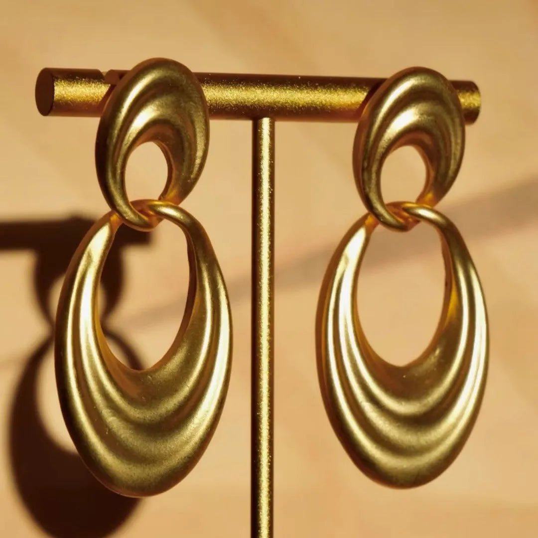 Women's gold French retro double circle earrings with a U-shape in quicksand colour on a copper base.