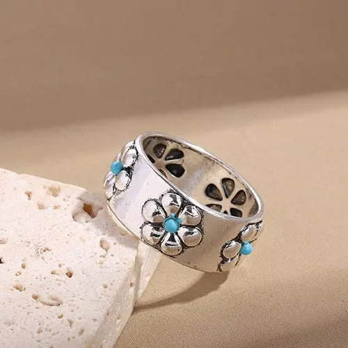 Antique silver alloy flower daisy ring on geometric band, women's niche vintage jewellery