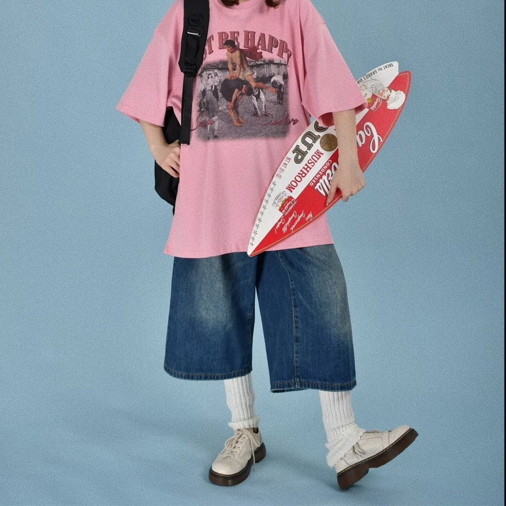 Men's loose straight-cut denim shorts in blue on a mannequin, showing fifth pants length and casual style.