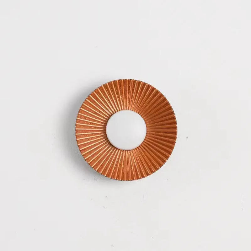 Round wall-mounted lamp with aluminium shade in white and gold colour options