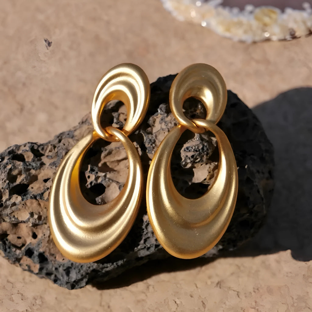 Women's gold French retro double circle earrings with a U-shape in quicksand colour on a copper base.