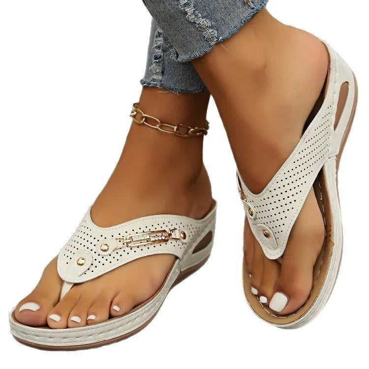 Women's retro-style flip-flop sandals in light brown with herringbone pattern on the PU upper.