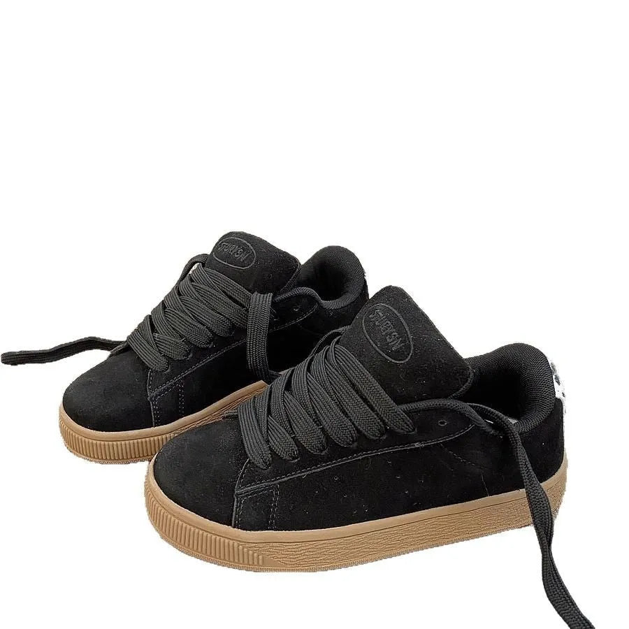 Men's and women's black retro low-top sneakers with waterproof platform rubber sole and front lace-up closure