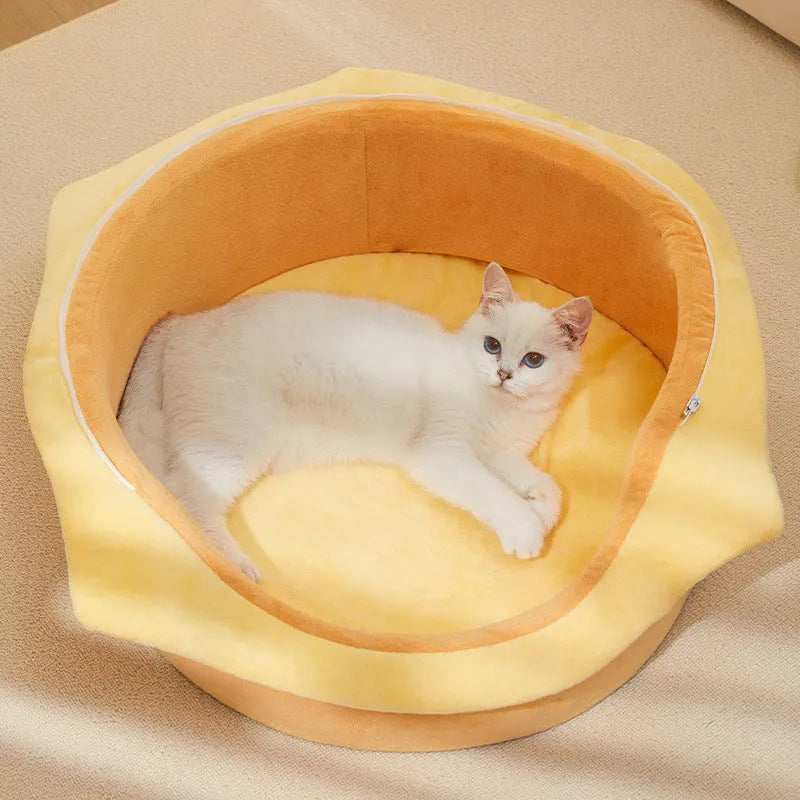 Medium sized detachable cat kennel with warm closed winter design for all-season feline accommodation