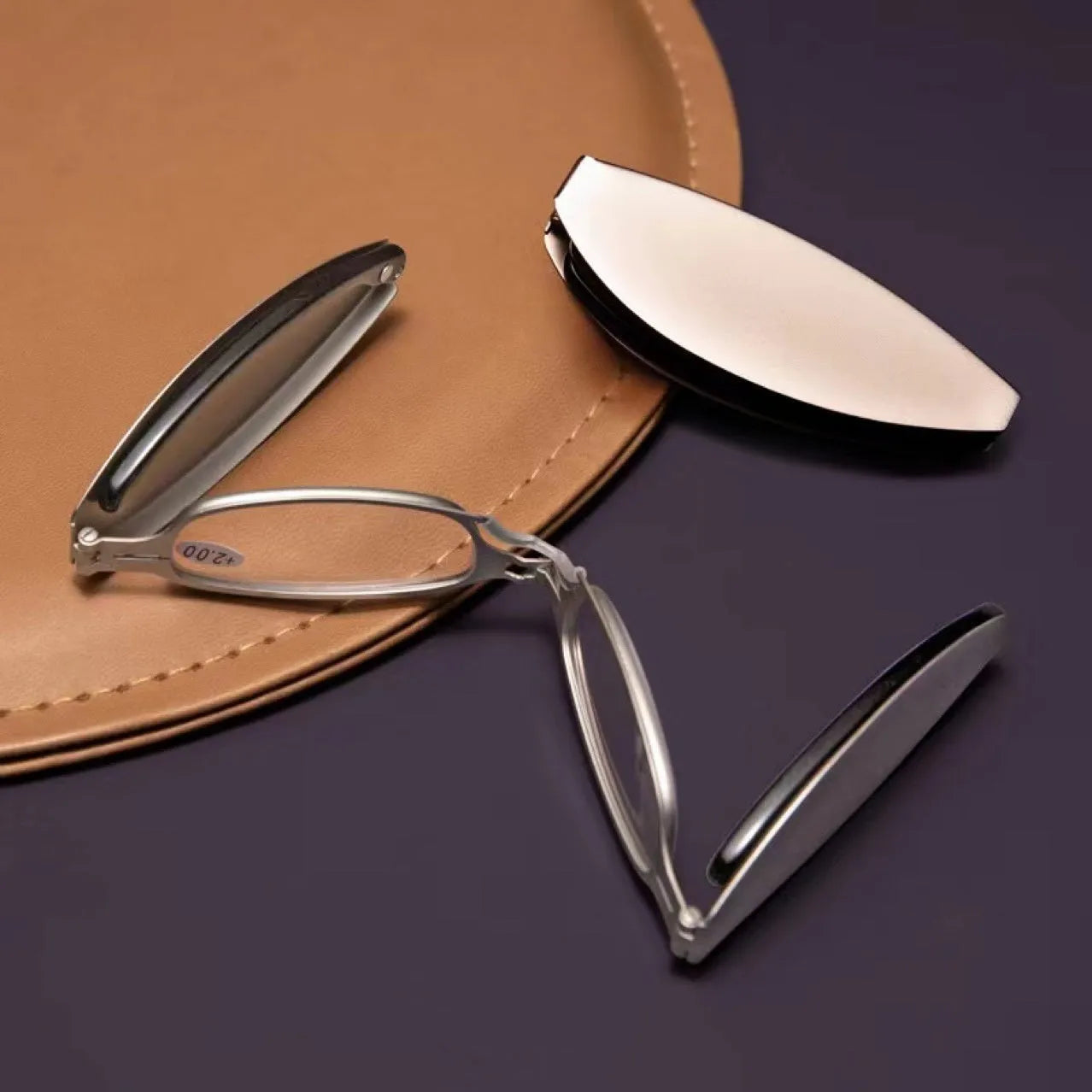 Folding pocket reading glasses in retro style with ring detailing and anti-fall frame