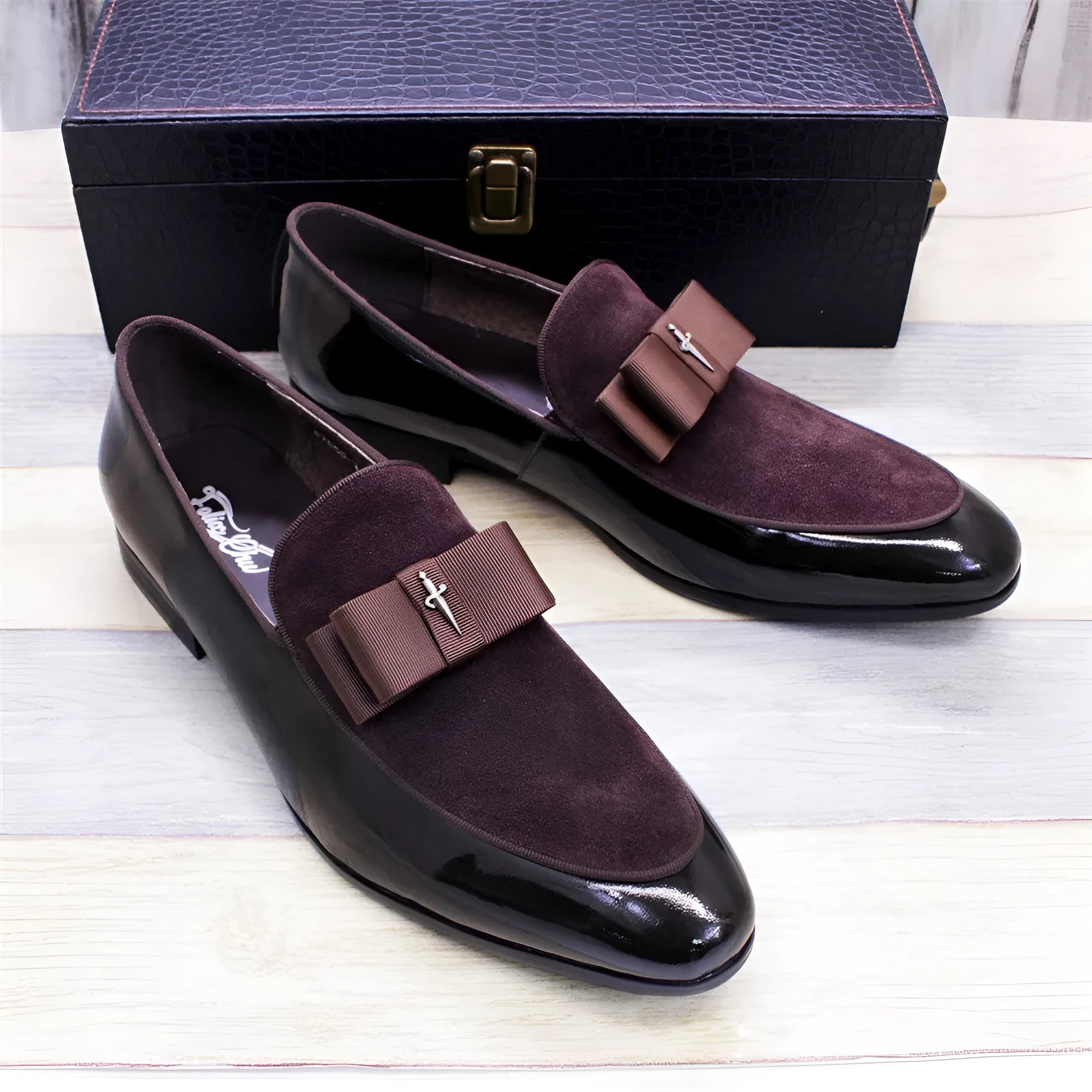 Men's low-top leather shoes with tassel detail in patent leather, available in black, blue, brown, and red.
