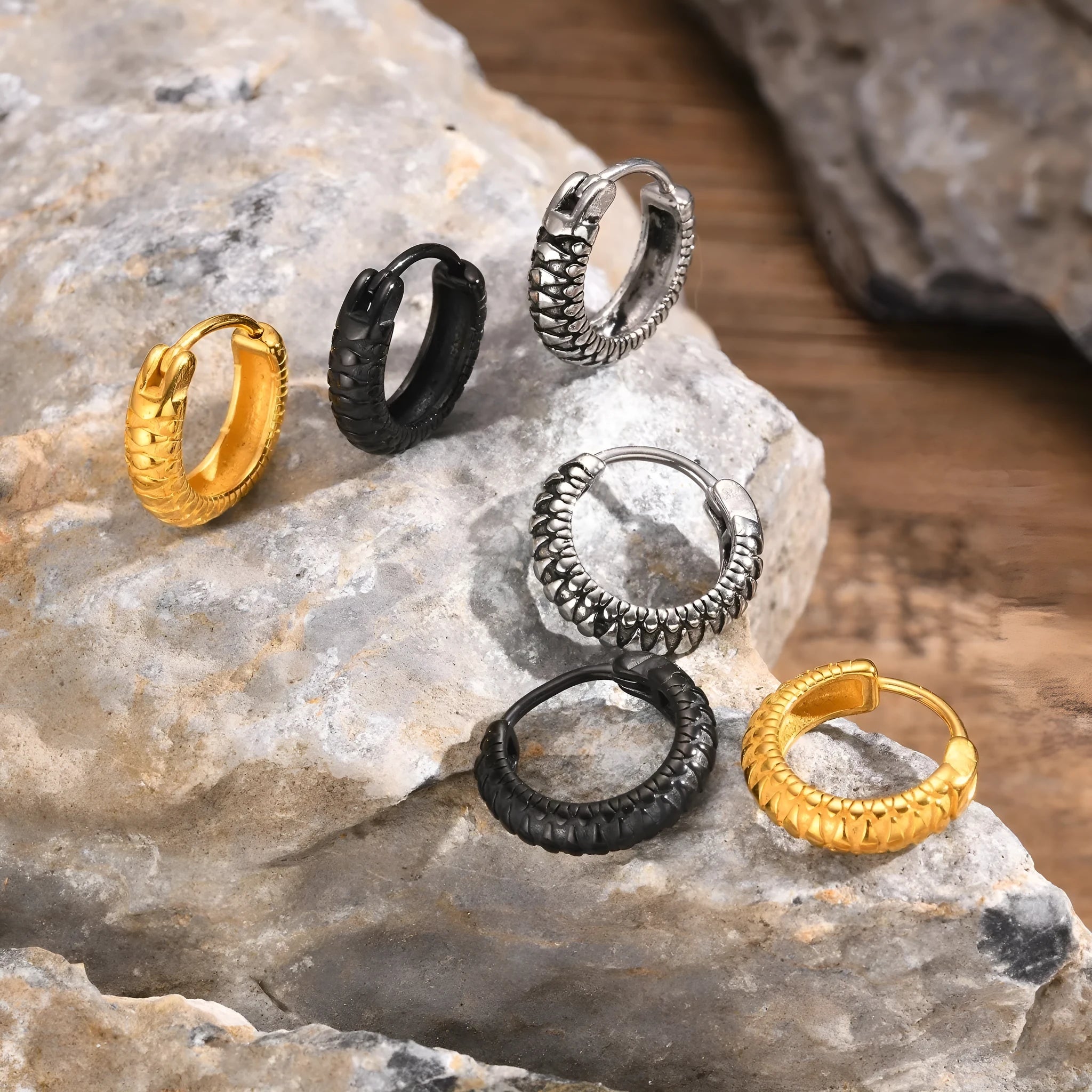 Stainless steel snake pattern ear ring in black or gold colour option