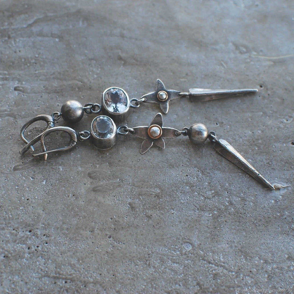 Hesheng geometric antique silver-plated long rhinestone pendant earrings on display