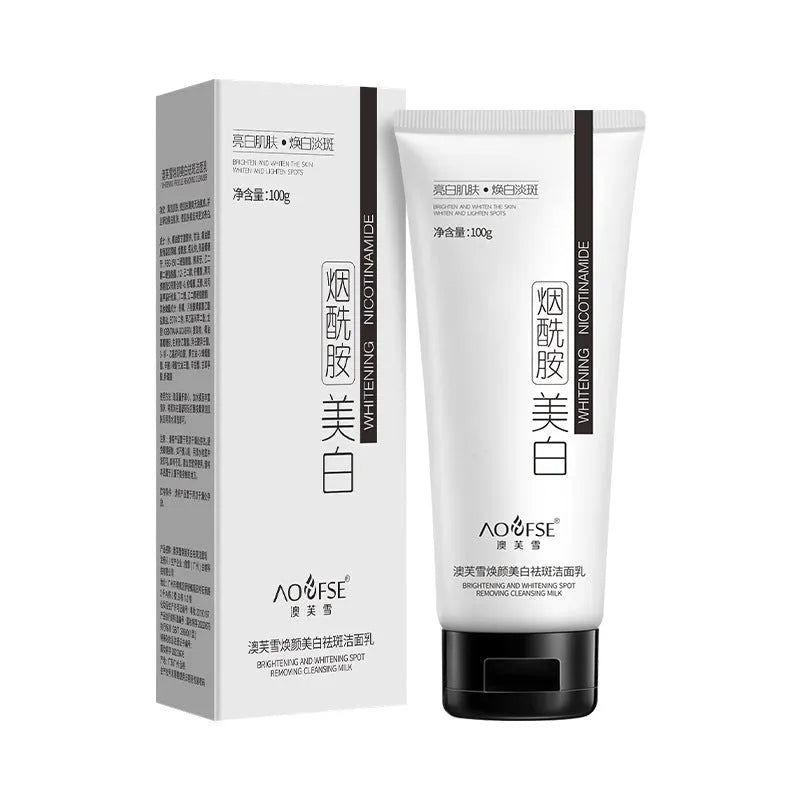 White pump bottle of 100ml whitening and freckle-removing facial cleanser for deep pore cleansing