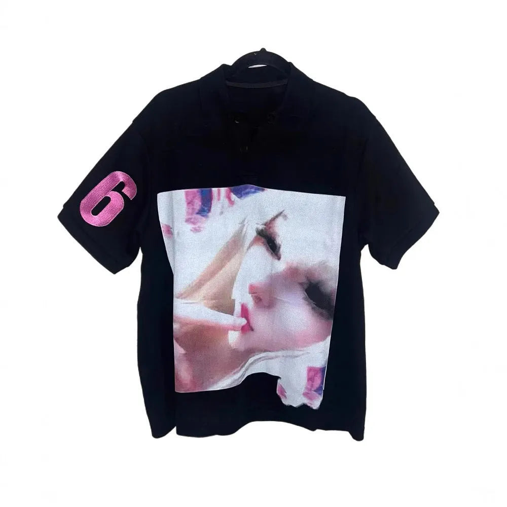 Short-sleeved printed polo shirt in polyester, shown on a hanger, straight cut design.