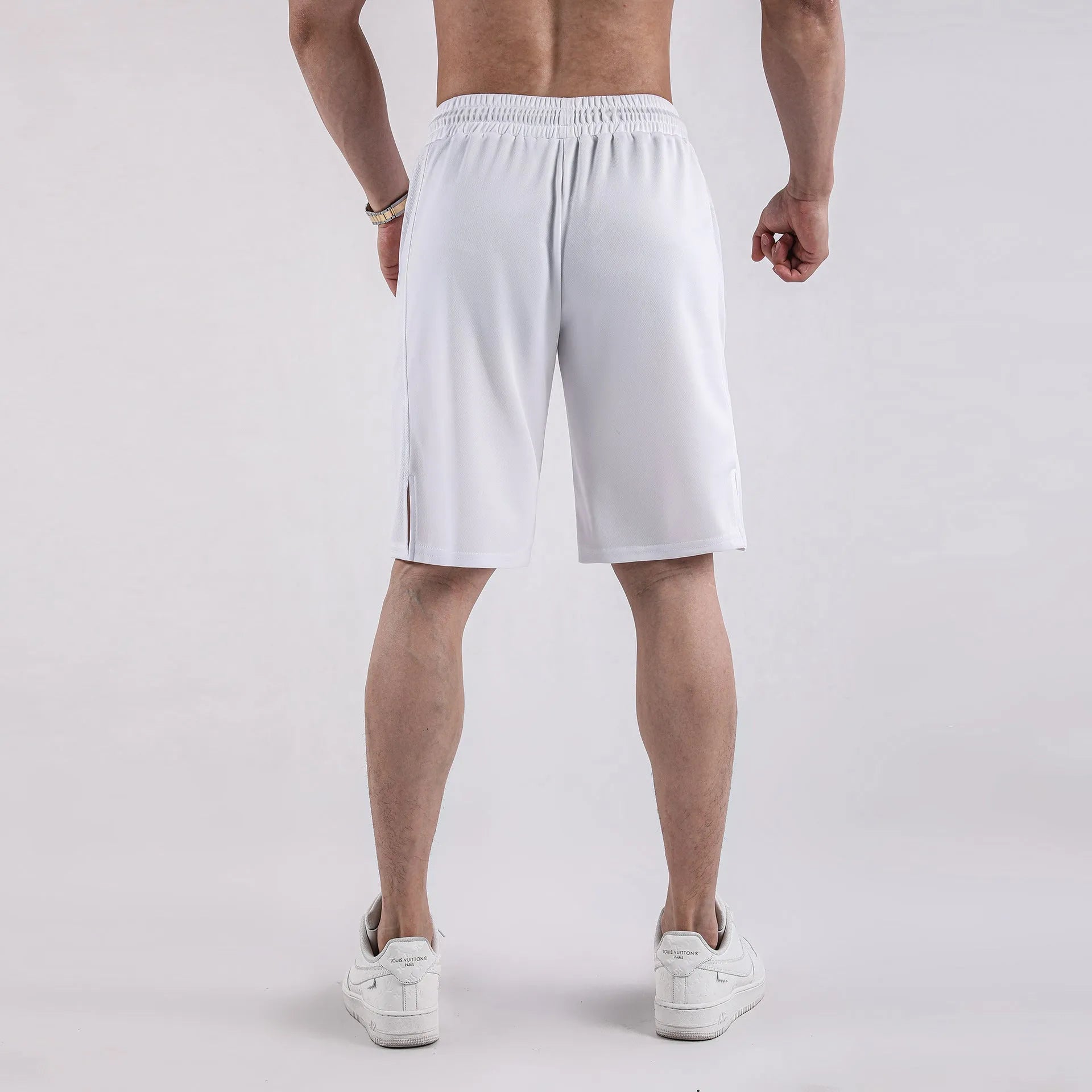 Men's quick-drying mesh shorts in black and white with elastic waist and loose fit