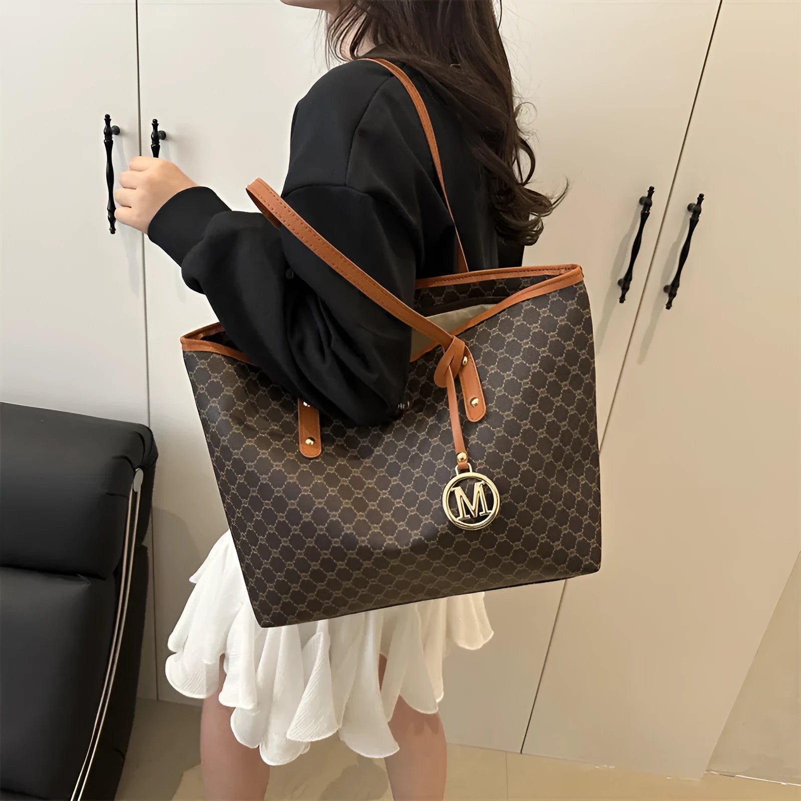 Street trend PU shoulder bag with sewing thread details in black, shown with a 42cm wide opening.